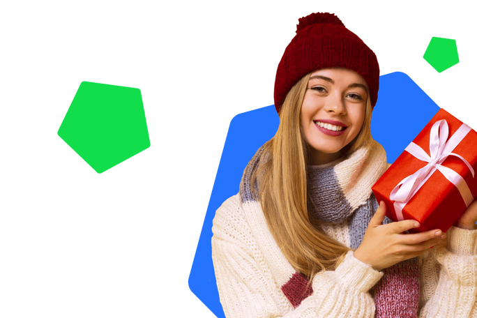 Eine Person in gemütlicher Winterkleidung, mit roter Mütze und Strickschal, hält ein verpacktes Geschenk mit weißem Band. Die festliche Szene spielt vor einem farbenfrohen Hintergrund mit grünen und blauen geometrischen Formen und vermittelt so die Stimmung des Schenkens und Feierns.