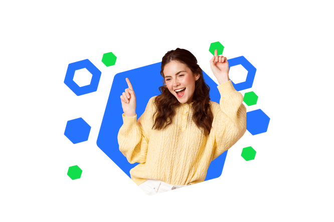 Eine junge Frau in einem gelben Pullover tanzt fröhlich, mit erhobenen Armen und einem Lächeln auf dem Gesicht. Der bunte, hexagonale Hintergrund betont die Lebendigkeit und Freude des Moments.