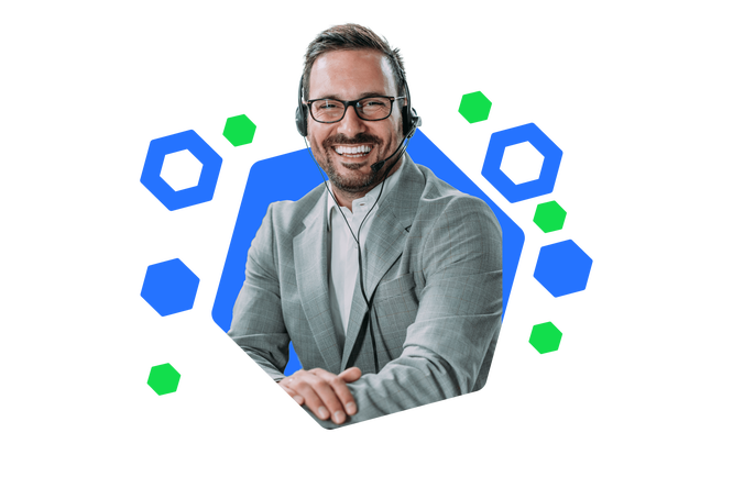 Das österreichische E-Commerce-Gütesiegel und das europäische Trust-Mark-Logo vor einem grünen und blauen geometrischen Hintergrund.