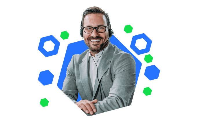 Das österreichische E-Commerce-Gütesiegel und das europäische Trust-Mark-Logo vor einem grünen und blauen geometrischen Hintergrund.