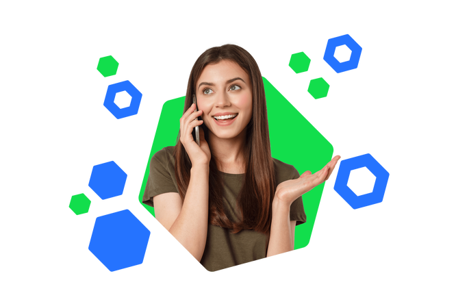 Eine lächelnde Frau in einem grünen T-Shirt hält ein Smartphone ans Ohr und gestikuliert mit der freien Hand. Der bunte, hexagonale Hintergrund unterstreicht die fröhliche und optimistische Atmosphäre des Gesprächs.