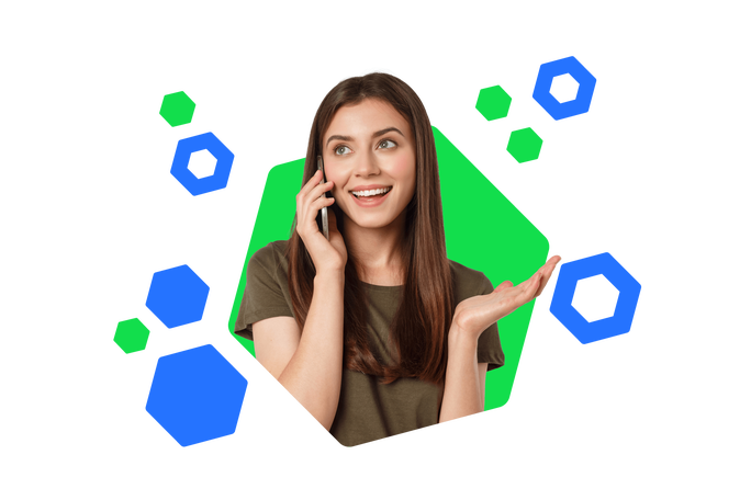 Eine lächelnde Frau in einem grünen T-Shirt hält ein Smartphone ans Ohr und gestikuliert mit der freien Hand. Der bunte, hexagonale Hintergrund unterstreicht die fröhliche und optimistische Atmosphäre des Gesprächs.