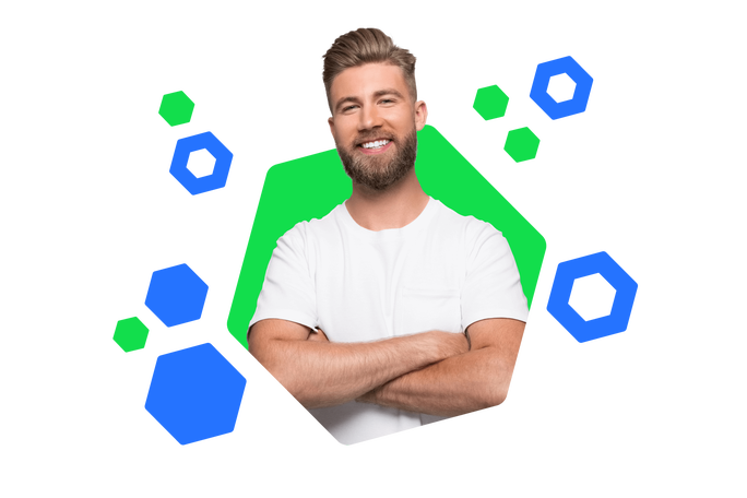 Ein selbstbewusster Mann mit Bart trägt ein weißes T-Shirt und hat die Arme verschränkt. Der bunte, hexagonale Hintergrund unterstreicht seine freundliche und entspannte Ausstrahlung.