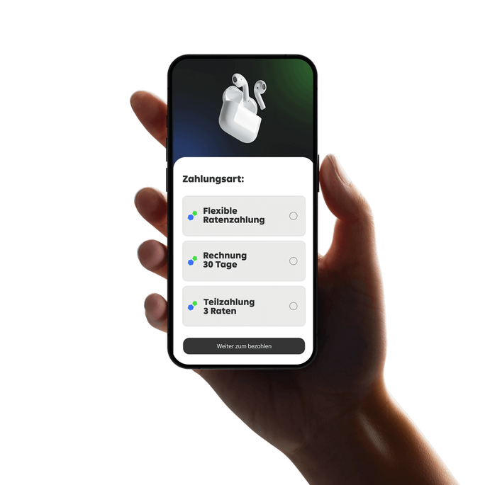 Eine Hand hält ein Smartphone, auf dem Zahlungsoptionen in deutscher Sprache angezeigt werden, darunter flexible Ratenzahlungen und eine 30-Tage-Rechnung. Auf dem Bildschirm ist außerdem ein Bild von kabellosen Ohrhörern mit einem eleganten weißen Ladecase zu sehen. Der dunkle Hintergrund mit dezenten grünen und blauen Farbverläufen unterstreicht das moderne Design.