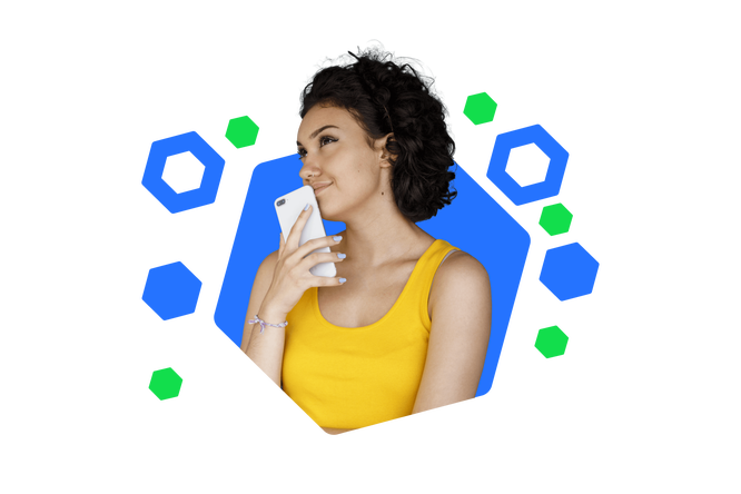 Ein Mädchen mit lockigem Haar und gelbem Top hält ein Smartphone und scheint nachdenklich zu sein. Der bunte, hexagonale Hintergrund hebt die entspannte und reflektierende Stimmung hervor.