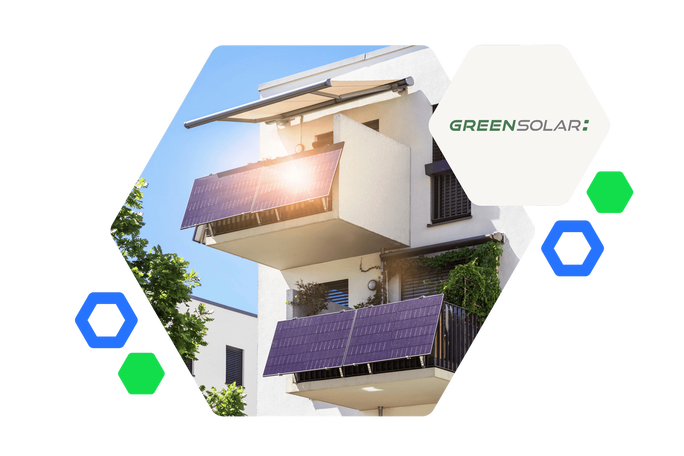 Das Hauptmotiv ist ein modernes Apartmentgebäude mit Solarmodulen der Marke GreenSolar auf zwei Balkonen. Die urbane Umgebung, in der die Sonnenstrahlen direkt auf die Module scheinen, unterstreicht deren energieerzeugende Funktion. Geometrische Elemente und Grünpflanzen schaffen eine saubere und umweltfreundliche Atmosphäre. Der Schriftzug „GreenSolar“ ist deutlich sichtbar.