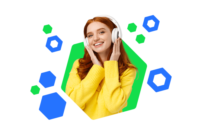 Eine fröhliche junge Frau mit roten Haaren und gelbem Pullover trägt weiße Kopfhörer und lächelt in die Kamera. Der Hintergrund besteht aus bunten, hexagonalen Formen, die eine lebendige und moderne Atmosphäre schaffen. Die Szene vermittelt Musikgenuss und gute Laune.