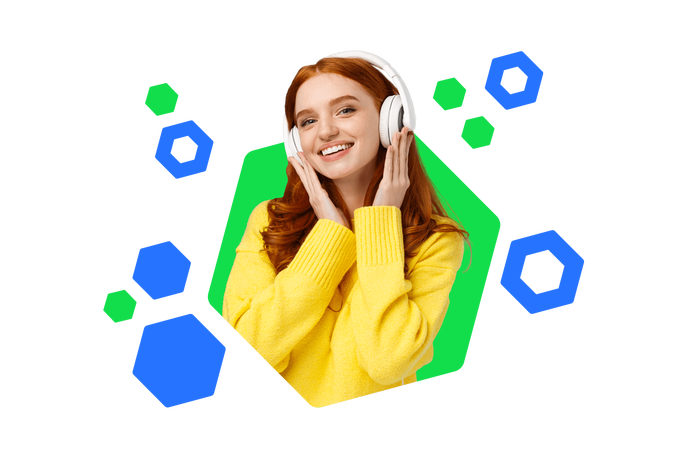 Eine fröhliche junge Frau mit roten Haaren und gelbem Pullover trägt weiße Kopfhörer und lächelt in die Kamera. Der Hintergrund besteht aus bunten, hexagonalen Formen, die eine lebendige und moderne Atmosphäre schaffen. Die Szene vermittelt Musikgenuss und gute Laune.