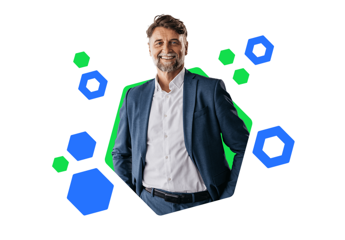 Ein mittelalter Mann in einem blauen Anzug und weißem Hemd lächelt selbstbewusst. Im Hintergrund sind grüne und blaue geometrische Formen zu sehen.