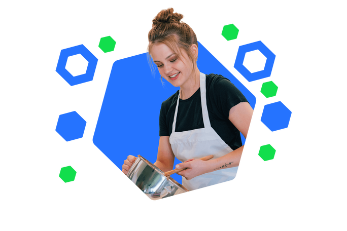 Eine Frau, die glücklich in der Küche kocht, repräsentiert die Freude und den Komfort, die durch cashpresso's flexible Kreditoptionen für Küchengeräte ermöglicht werden.