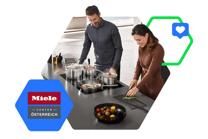 Ein Mann und eine Frau bereiten eine Mahlzeit in einer eleganten, modernen Küche mit Miele-Geräten zu. Der Mann kocht Töpfe auf einem Induktionskochfeld, während die Frau neben ihm Kräuter schneidet. Die Küche ist hell und minimalistisch eingerichtet, auf der Arbeitsfläche steht eine Schüssel mit buntem Gemüse. Das Logo des Miele Centers Österreich ist deutlich zu sehen.