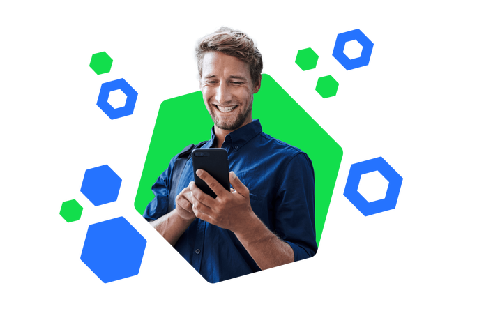 Ein Mann, der sein Handy benutzt und lächelt, symbolisiert die Zufriedenheit und Leichtigkeit der Nutzung von cashpresso's Kreditangeboten.