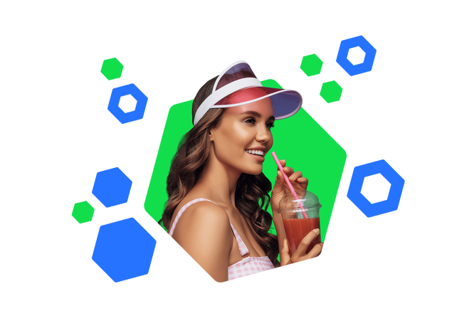 Eine lächelnde Frau mit lockigem Haar trägt ein Sonnenvisier und genießt ein Getränk mit einem Strohhalm. Der bunte, hexagonale Hintergrund unterstreicht die entspannte und sommerliche Stimmung der Szene.