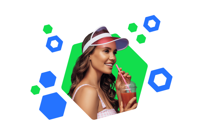 Eine lächelnde Frau mit lockigem Haar trägt ein Sonnenvisier und genießt ein Getränk mit einem Strohhalm. Der bunte, hexagonale Hintergrund unterstreicht die entspannte und sommerliche Stimmung der Szene.