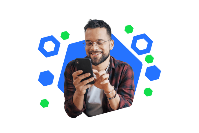 Ein smart gekleideter Mann in einem karierten Hemd und weißem T-Shirt nutzt sein Smartphone. Der bunte, hexagonale Hintergrund betont seine moderne und stilvolle Ausstrahlung.