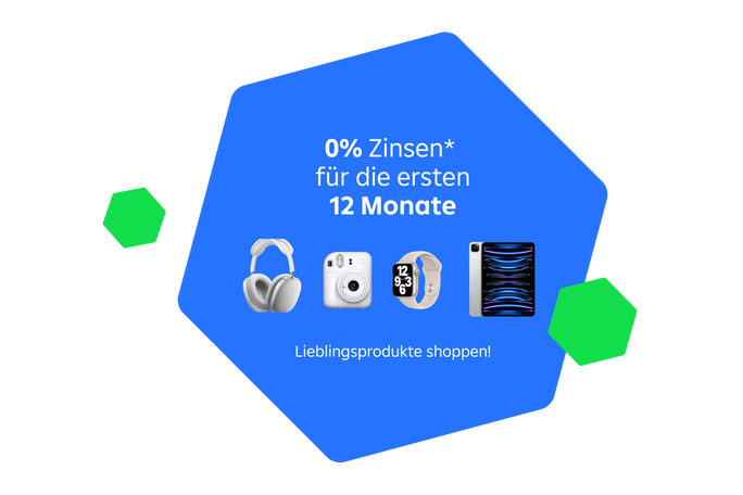 Werbegrafik auf weißem Hintergrund, die für 0% Zinsen in den ersten 12 Monaten wirbt und silberne Kopfhörer, eine Sofortbildkamera, eine Smartwatch und ein Tablet mit grünen geometrischen Akzenten zeigt.