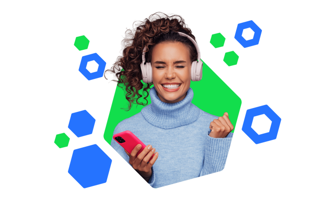 Eine junge Frau mit lockigem Haar hört glücklich Musik mit großen Kopfhörern und hält ein Smartphone. Sie trägt einen hellblauen Rollkragenpullover. Der Hintergrund zeigt grüne und blaue geometrische Formen.