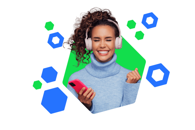 Eine junge Frau mit lockigem Haar hört glücklich Musik mit großen Kopfhörern und hält ein Smartphone. Sie trägt einen hellblauen Rollkragenpullover. Der Hintergrund zeigt grüne und blaue geometrische Formen.