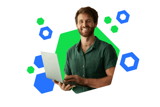 Ein lächelnder IT-Mitarbeiter hält einen Laptop und trägt ein grünes Hemd. Im Hintergrund sind grüne und blaue geometrische Formen zu sehen.
