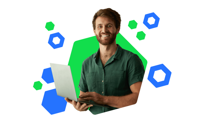 Ein lächelnder IT-Mitarbeiter hält einen Laptop und trägt ein grünes Hemd. Im Hintergrund sind grüne und blaue geometrische Formen zu sehen.