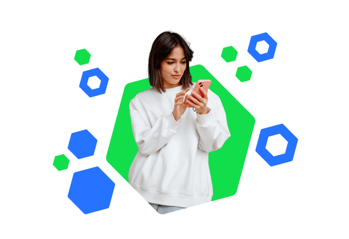 Eine junge Frau in einem weißen Pullover schaut aufmerksam auf ihr Smartphone. Der farbenfrohe, hexagonale Hintergrund unterstreicht die moderne und dynamische Atmosphäre, während sie durch Online-Produkte stöbert.