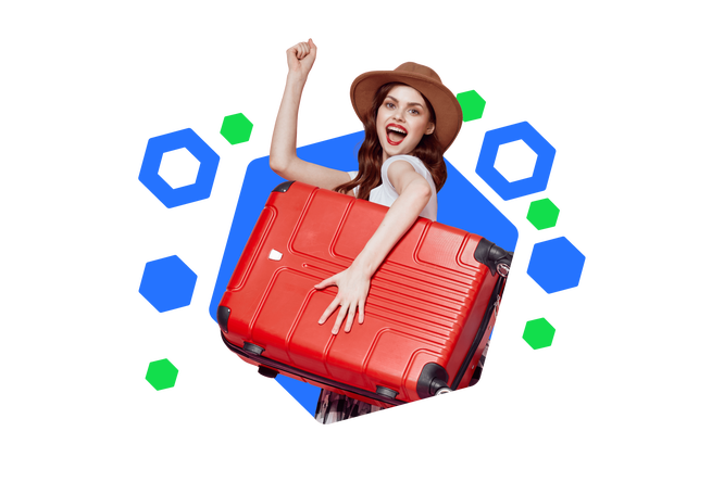 Ein freudiges Mädchen mit braunem Hut hält einen roten Koffer und hebt triumphierend die Faust. Der bunte, hexagonale Hintergrund vermittelt die Aufregung und Vorfreude auf die bevorstehende Reise.
