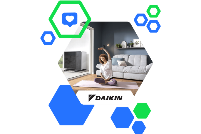 Ein Daikin-Außengerät für Heizung/Klima ist neben einem blauen Haus installiert. Zwei Techniker:innen, ein Mann und eine Frau, stehen in der Nähe und besprechen den Aufbau. Die Szene spielt an einem sonnigen Tag im Garten eines Wohnhauses, mit grünem Rasen und sichtbaren Bäumen. Das Daikin-Logo ist deutlich auf dem Gerät zu sehen.