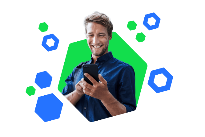 Ein Mann, der sein Handy benutzt und lächelt, symbolisiert die Zufriedenheit und Leichtigkeit der Nutzung von cashpresso's Kreditangeboten.