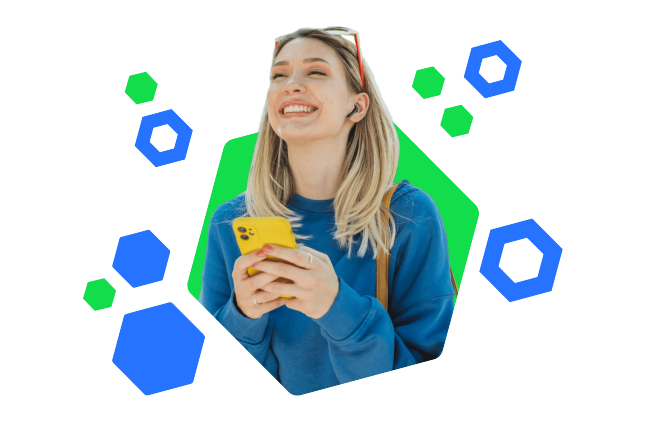 Eine Frau, die glücklich ihr Handy benutzt und lächelt, zeigt die Zufriedenheit der Nutzung von cashpresso's Kreditdienstleistungen.