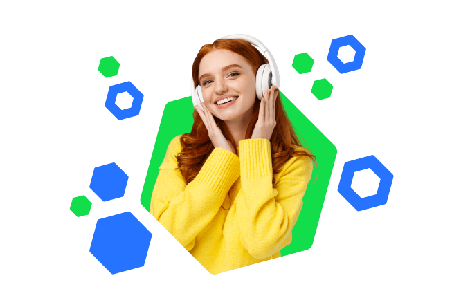 Eine fröhliche junge Frau mit roten Haaren und gelbem Pullover trägt weiße Kopfhörer und lächelt in die Kamera. Der Hintergrund besteht aus bunten, hexagonalen Formen, die eine lebendige und moderne Atmosphäre schaffen. Die Szene vermittelt Musikgenuss und gute Laune.