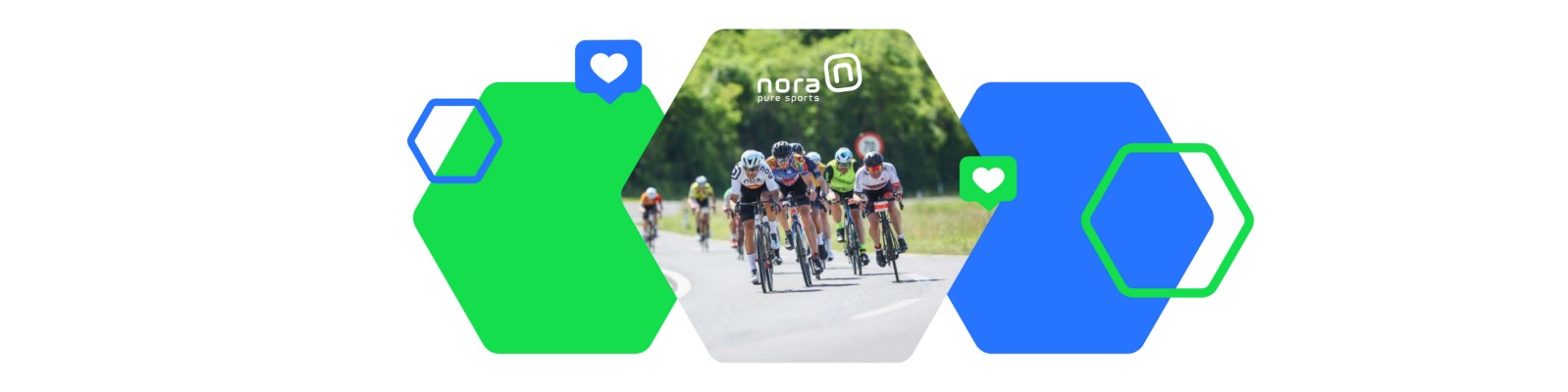 Eine Gruppe Radfahrer fährt auf einer Straße, umgeben von üppigem Grün. Das Bild ist mit geometrischen, grünen und blauen Sechsecken überlagert, die ihm eine moderne Note verleihen. Die Radfahrer scheinen Erwachsene zu sein; sie tragen Helme und Rennkleidung, was auf einen Wettkampf hindeutet. Das Wort „Nora“ und ein Symbol sind oben in der Bildmitte deutlich zu erkennen.