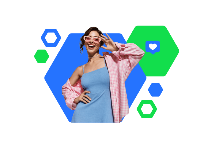 Eine junge Frau posiert selbstbewusst in einem blauen Kleid und einem rosa karierten Hemd. Der Hintergrund zeigt kräftige blaue und grüne Sechsecke sowie eine Sprechblase mit einem Herzsymbol – ein Hinweis auf Social Media und digitale Medien. Die Atmosphäre ist dynamisch und modern, mit Fokus auf Interaktion und positive Ausstrahlung.