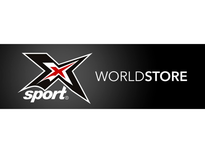 Rechteckiges Banner mit einem markanten, stilisierten X in roter Mitte und dem Wort „Sport“ darunter. Rechts daneben steht „WORLD STORE“ in klarer, moderner Typografie. Der dunkle Farbverlauf im Hintergrund wird durch weiße und rote Akzente hervorgehoben, die einen starken Kontrast erzeugen. Insgesamt vermittelt das Bild ein dynamisches, sportliches Einzelhandelsambiente.